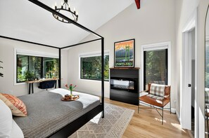 Iron/ironing board, WiFi, bed sheets - Private Riverfront • Sunroom • Hot Tub • Sleeps 8 (Sandy)
