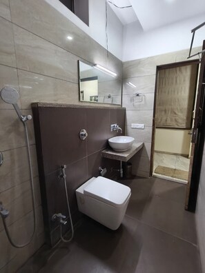 Habitació Deluxe, vistes a la ciutat | Bany | Dutxa, tovalloles i sabó 
