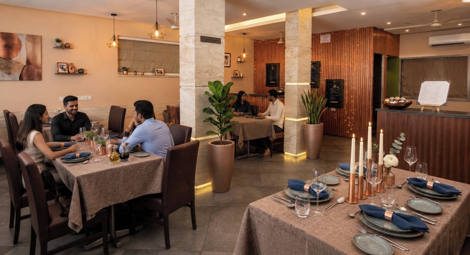 Ein Restaurant mit gedeckten Tischen, einer Rezeption und einem Menüständer.