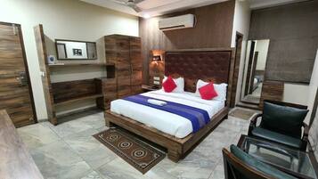 Deluxe Room, City View | Desk, free WiFi