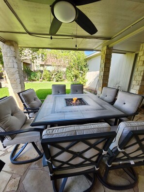 Outdoor dining - Spacious 4-bedroom house in fantastic Round Rock with AC (Round Rock)