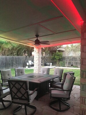 Outdoor dining - Spacious 4-bedroom house in fantastic Round Rock with AC (Round Rock)