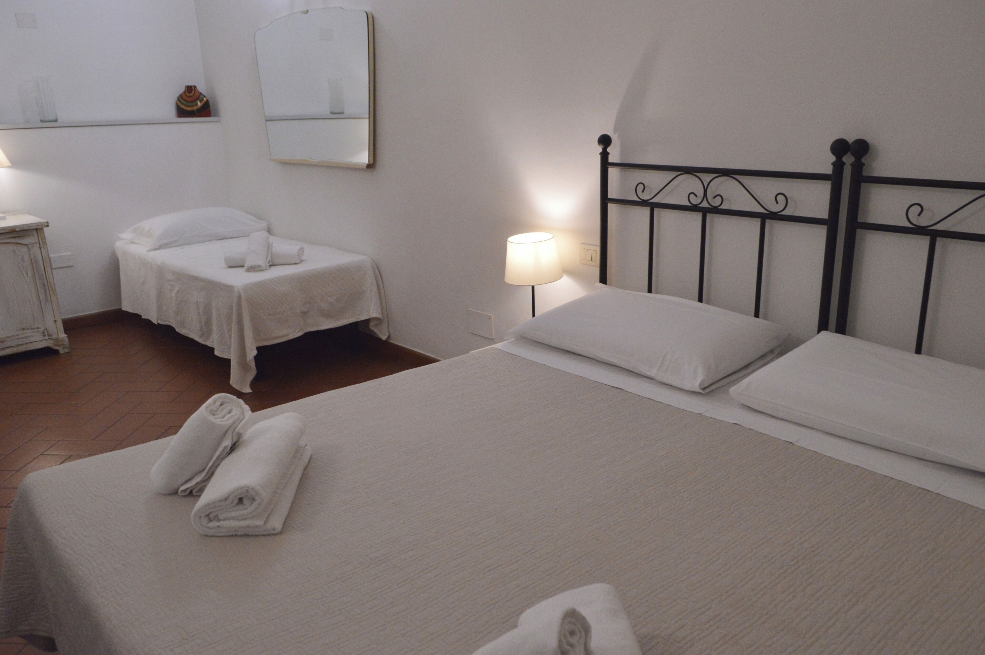 Classic Triple Room | Desk, iron/ironing board, free WiFi
