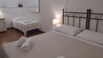 Classic Triple Room | Desk, iron/ironing board, free WiFi