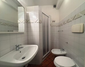 Classic Triple Room | Bathroom | Shower, hair dryer, towels, soap - cosy house (Firenze)