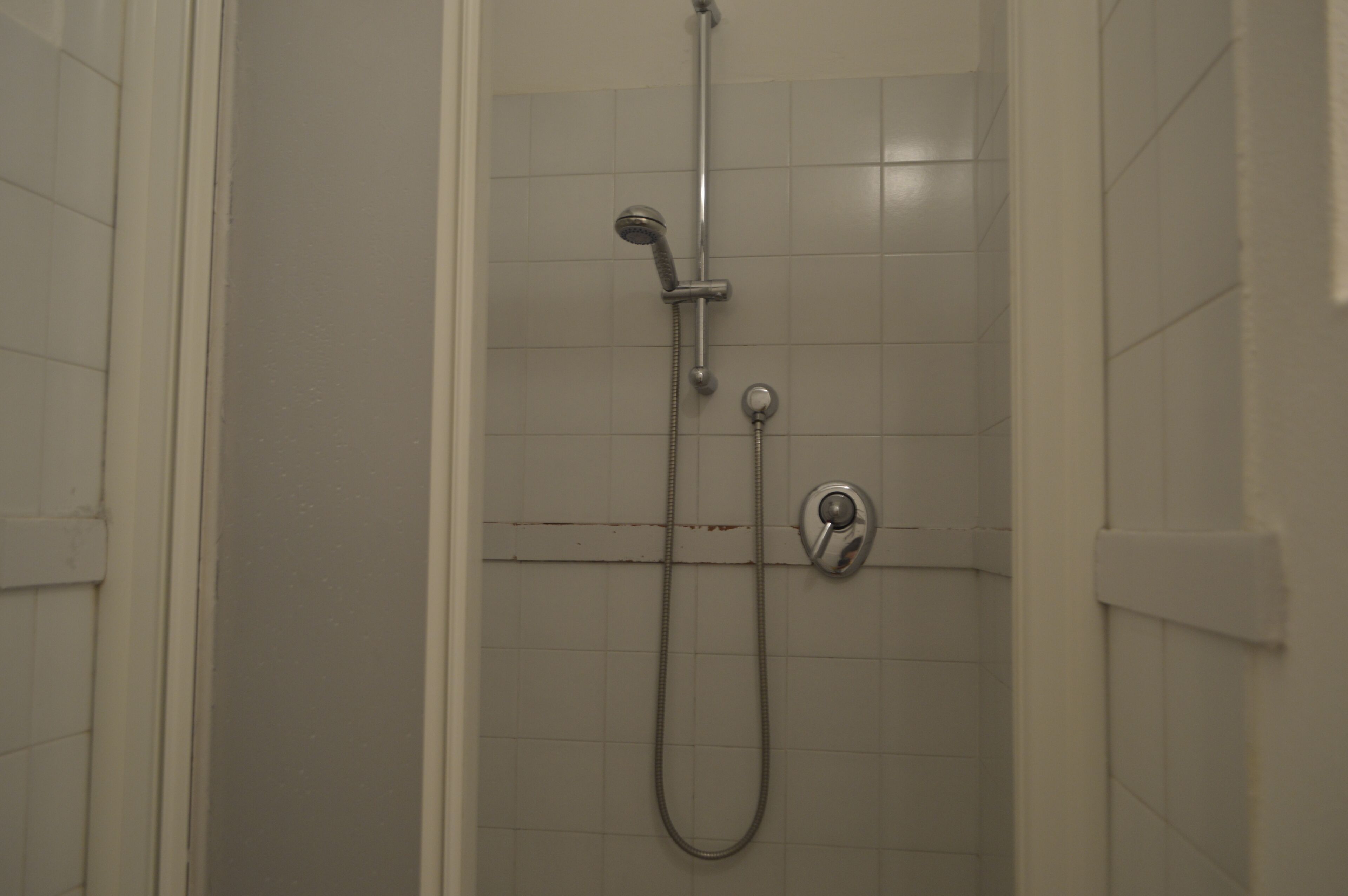 Classic-Dreibettzimmer | Badezimmer | Dusche, Haartrockner, Handtücher, Seife