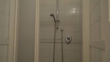 Classic-Dreibettzimmer | Badezimmer | Dusche, Haartrockner, Handtücher, Seife
