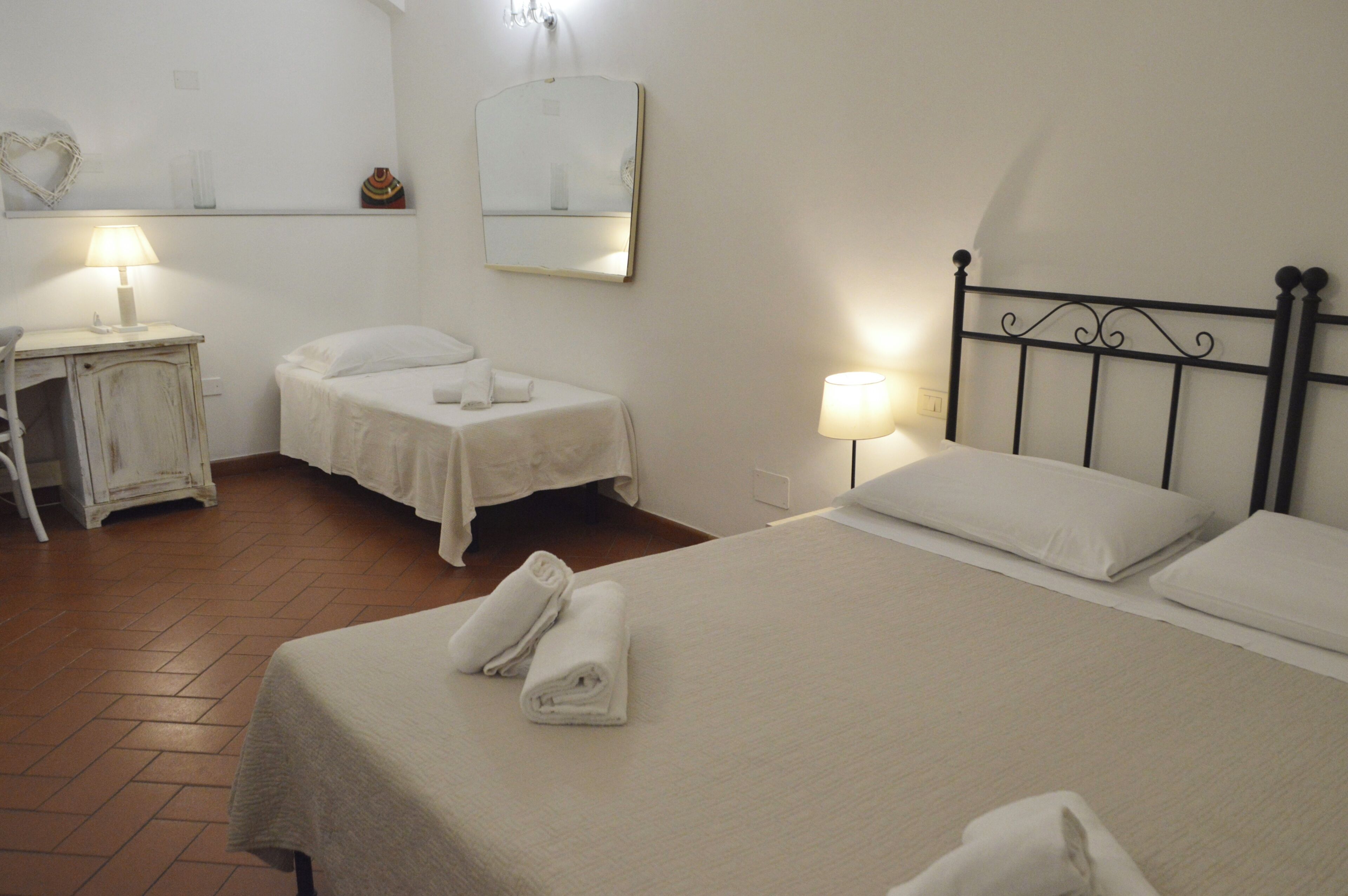 Classic Triple Room | Desk, iron/ironing board, free WiFi
