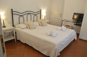 Classic Double or Twin Room | Desk, iron/ironing board, free WiFi - cosy house (Firenze)