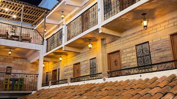 Fachada de la propiedad por la tarde o noche