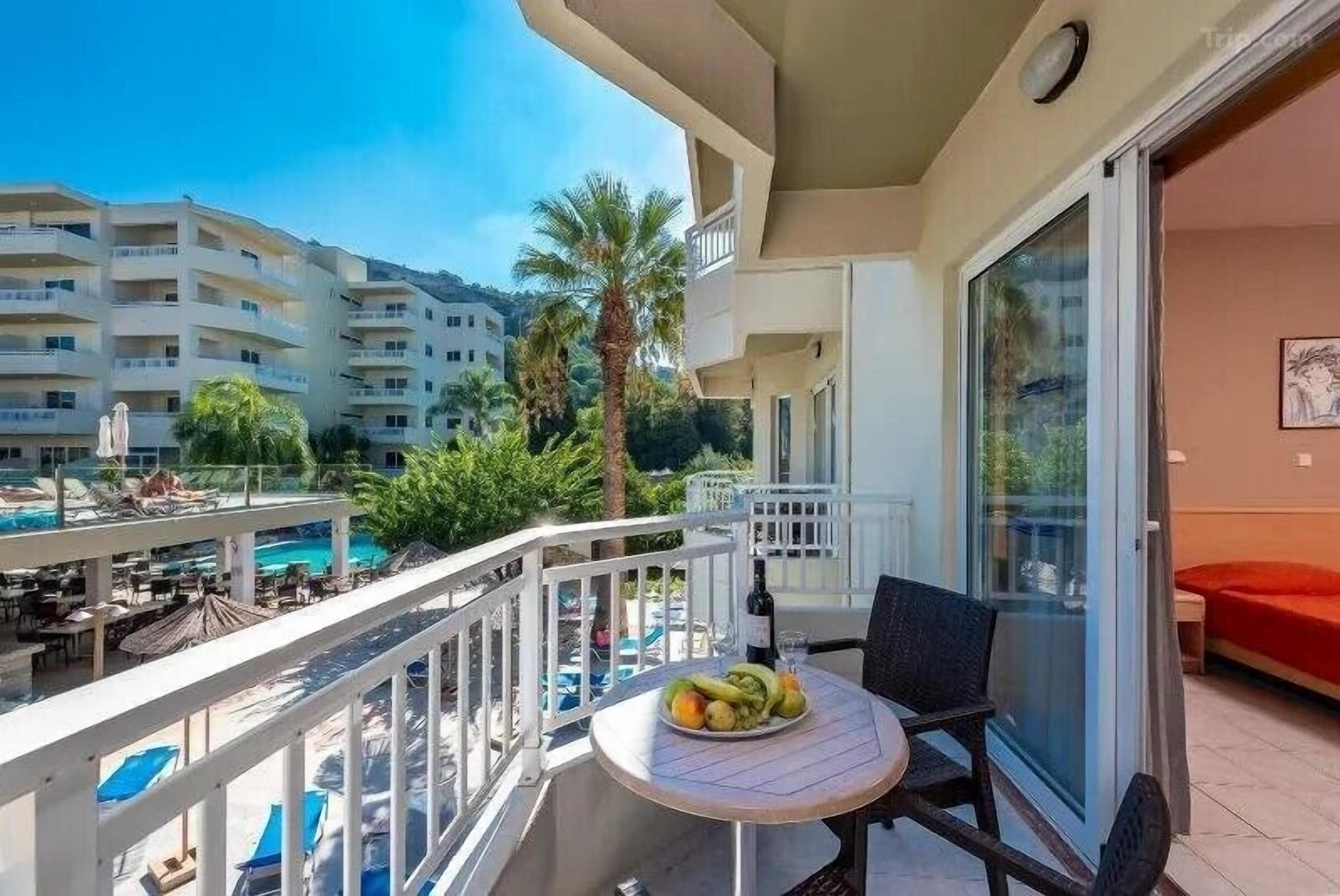 Apartament estàndard, vistes a la piscina | Wifi gratuïta i roba de llit 