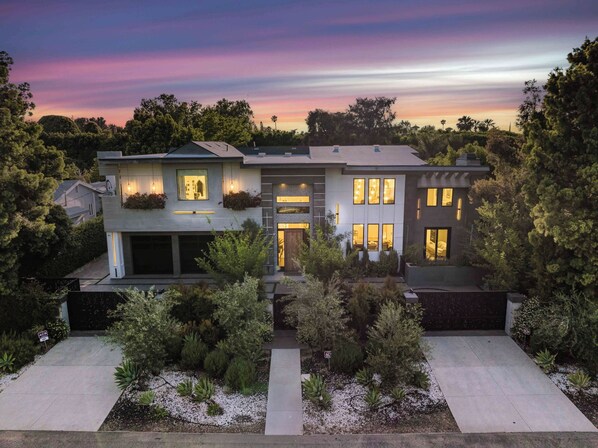 Exterior - New Gated Modern 6bd/5ba 5,700sf Courtside Estate in Encino w 85ft pool & spa! (Los Angeles)