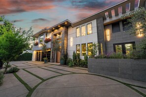 Exterior - New Gated Modern 6bd/5ba 5,700sf Courtside Estate in Encino w 85ft pool & spa! (Los Angeles)