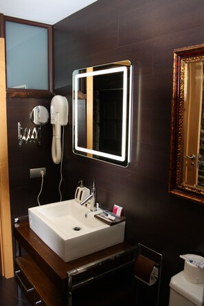 Shower, jetted bath, hair dryer, bidet - Vrbo Property (Robleda- Cervantes)