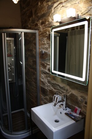 Shower, jetted bath, hair dryer, bidet - Vrbo Property (Robleda- Cervantes)