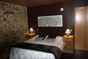 Iron/ironing board, Internet, bed sheets - Vrbo Property (Robleda- Cervantes)