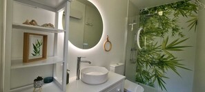 Een douche, handdoeken, toiletpapier