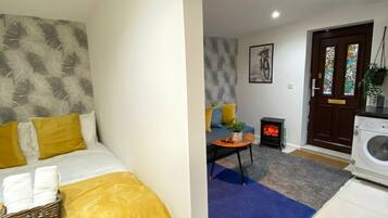 Iron/ironing board, free WiFi, bed sheets
