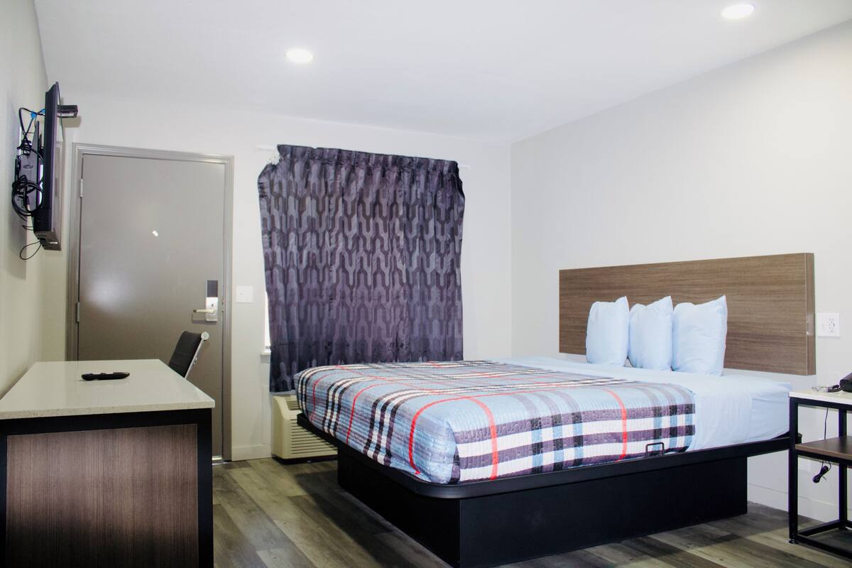 2 Room Suites with 2 King Beds Studio, Kitchenette, Non Smoking | Desk, laptop workspace, WiFi (free)