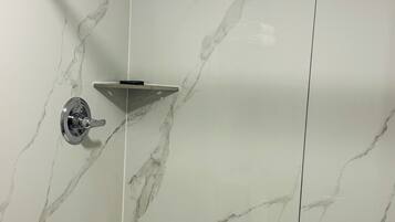 Deluxe Studio, Non Smoking | Bathroom