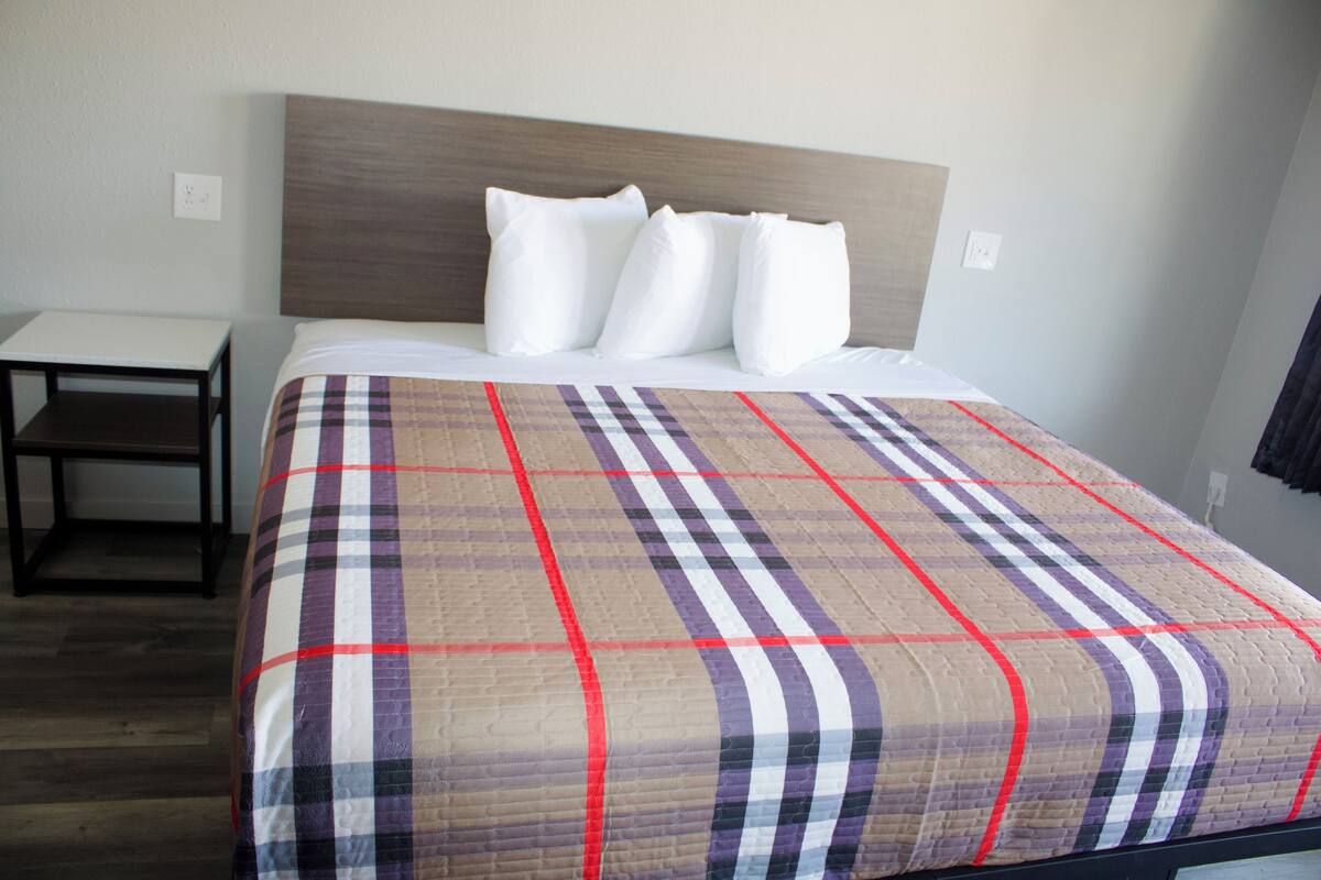 Studio, 1 King Bed, Kitchenette, Smoking | Desk, laptop workspace, WiFi (free)