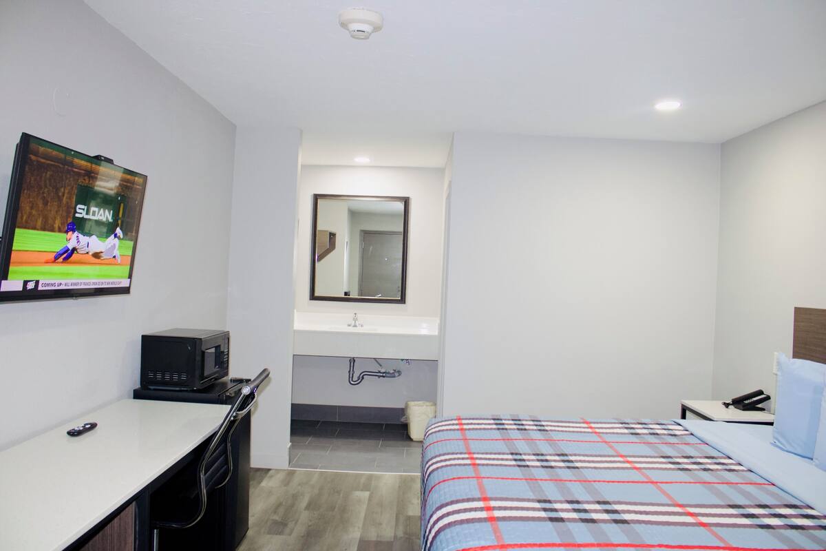 Standard Room, 1 King Bed, Non Smoking, Refrigerator and Microwave | Desk, laptop workspace, WiFi (free)