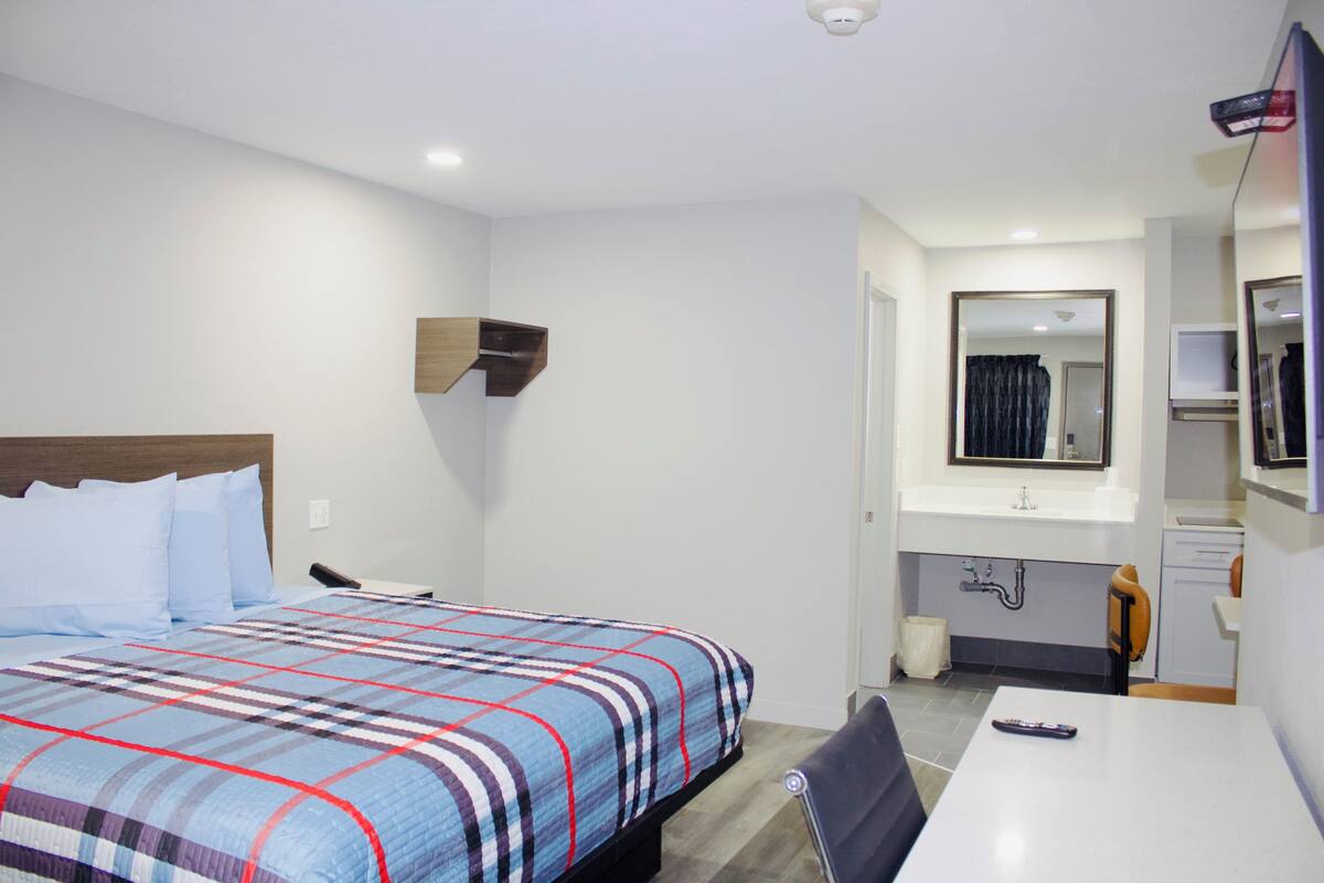 Studio, 1 King Bed, Kitchenette, Non Smoking | Desk, laptop workspace, WiFi (free)