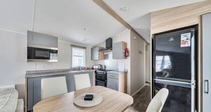 Primrose Valley 3-bed Caravan, Sleeps 8, Pets Ok