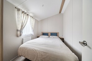 3 bedrooms, iron/ironing board, WiFi (free), bed sheets - Primrose Valley 3-bed Caravan, Sleeps 8, Pets Ok (Filey)