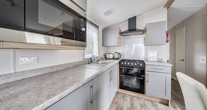 Primrose Valley 3-bed Caravan, Sleeps 8, Pets Ok