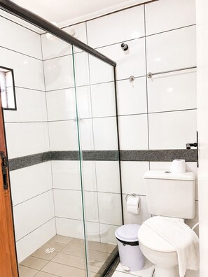 A bathroom with a glass shower enclosure, a toilet, and a bidet. - Hotel Nacional (ARAPIRACA)