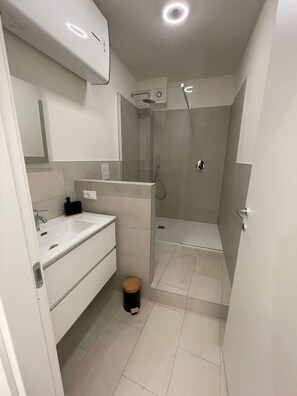 Ducha, secador de pelo, toallas, jabón