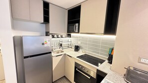 Kühlschrank, Mikrowelle, Ofen, Wasserkocher