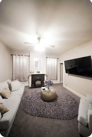 Living area - Cozy 1-bedroom apartment in amazing Cincinnati with AC Minutes to Paycor Stadium (Cincinnati)