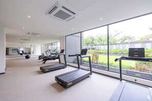A gym with treadmills, exercise balls, and a rowing machine. - Suite with Balcony at The Bantree (Accra)