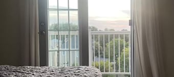 Sleek 3 bedroom contemporary stay - close to 401, Ajax Go Station and Downtown