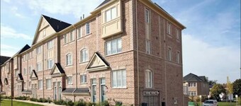 Sleek 3 bedroom contemporary stay - close to 401, Ajax Go Station and Downtown