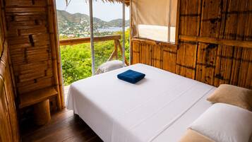 4 bedrooms, iron/ironing board, Internet, bed sheets