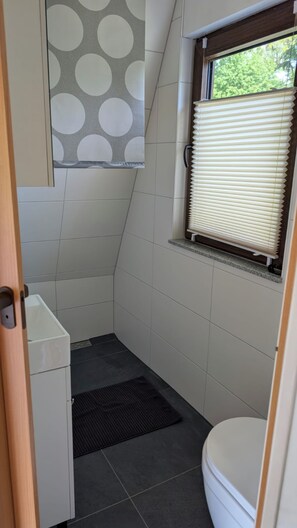 Shower, hair dryer, towels, soap - Vrbo Property (Zislow)