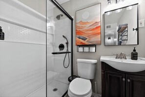 Shower, towels, soap, toilet paper - Lux  Mins 2 Sky Harbor  HonorHealth Dignity HLT  LEGOLAND Discovery AZ SEA Life (tempe)