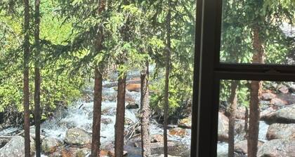 RIVER SIDE walking distance to town/the lake & Rocky Mnt Natl Park! 3-bedroom