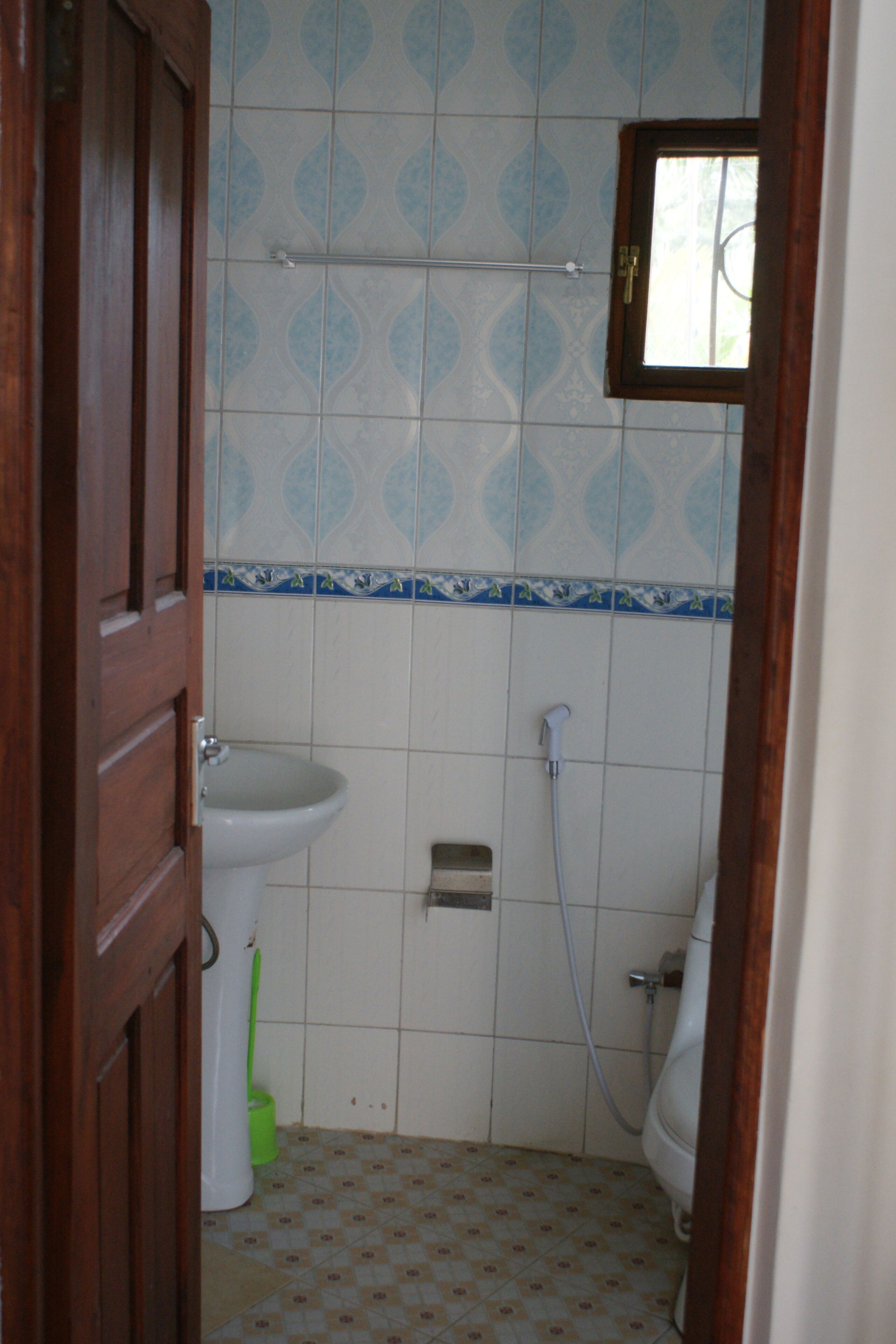 Shower, handuk, sabun, dan tisu toilet