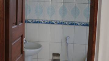 Shower, handuk, sabun, dan tisu toilet