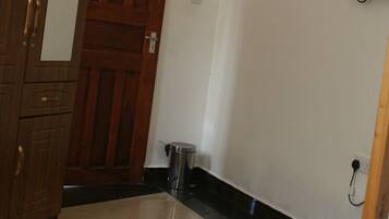 Kamar Double Klasik, balkon | Meja kerja dan ruang kerja ramah laptop