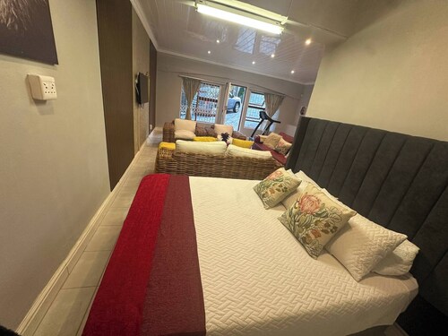 Serene 2-bedroom Apartment in Gqeberha With River Views