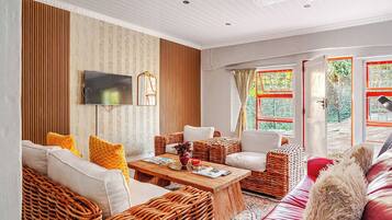 Apartment, 1 Bedroom, Smoking, Patio | Living room