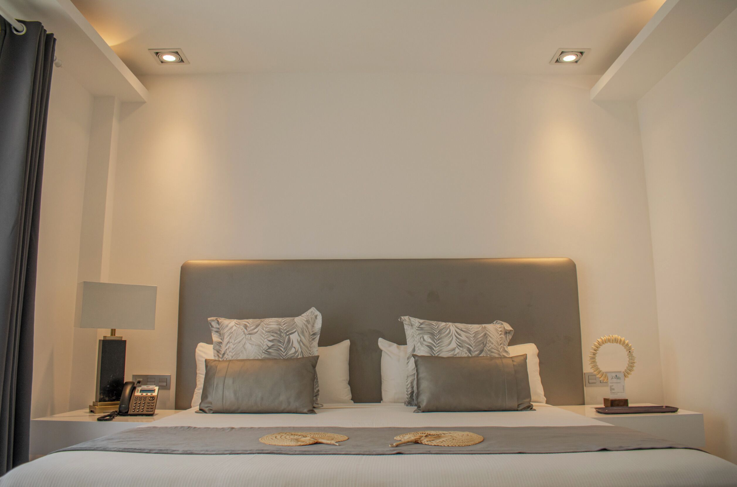 Suite, balkon | Brankas, tirai kedap cahaya, setrika/meja setrika, dan Wi-Fi gratis