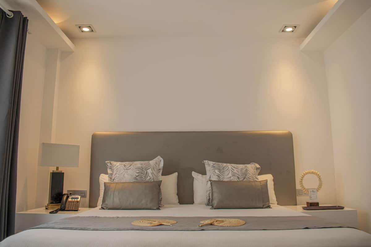 Suite, Balcony | In-room safe, blackout drapes, iron/ironing board, free WiFi