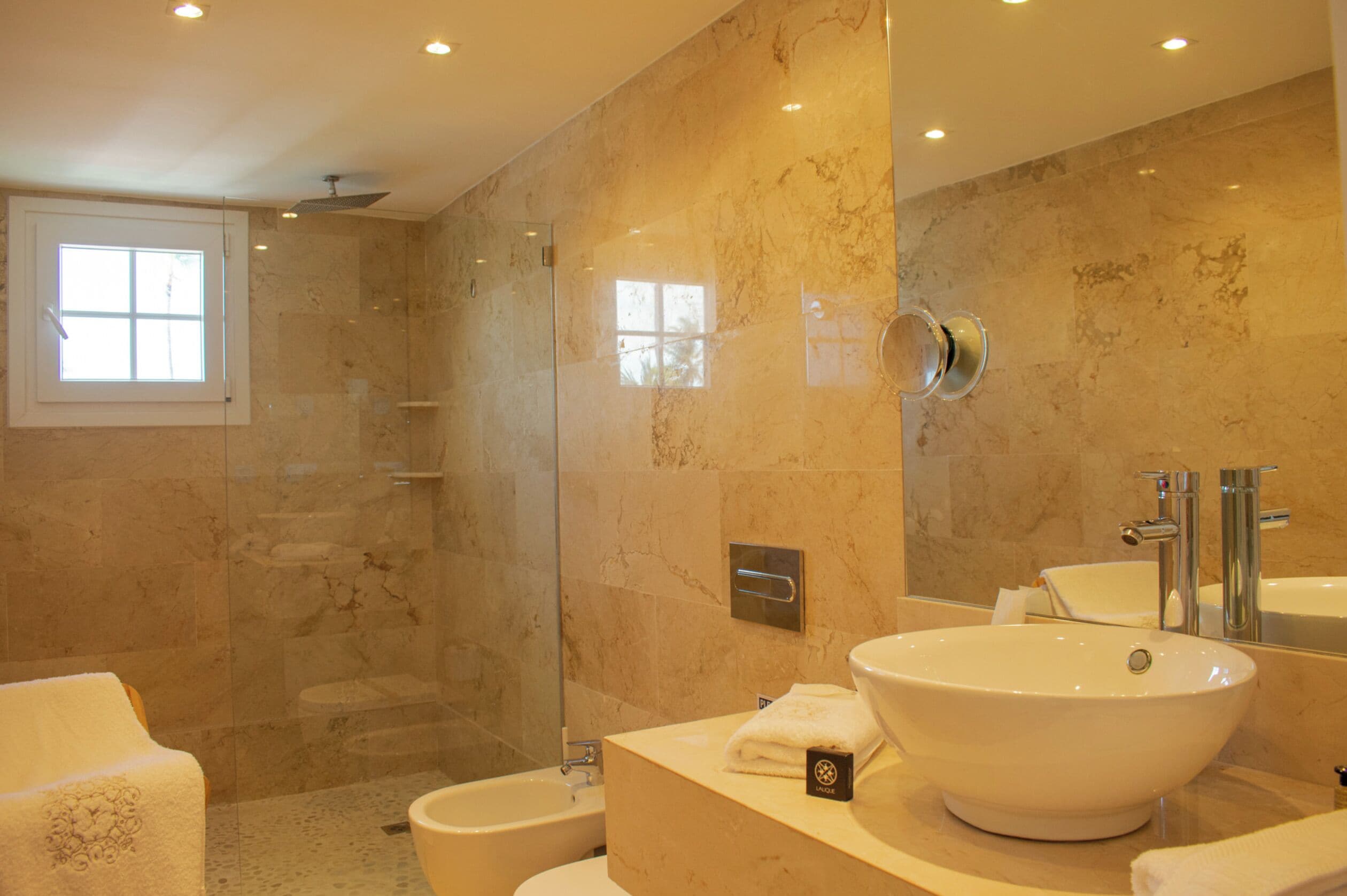 Suite, balkon | Kamar mandi | Pengering rambut, handuk, sabun, dan sampo