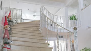 Suite, balkon | Brankas, tirai kedap cahaya, setrika/meja setrika, dan Wi-Fi gratis